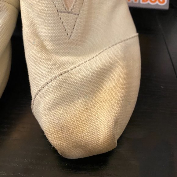TOM's Canvas Slip Ons - Picture 2 of 9